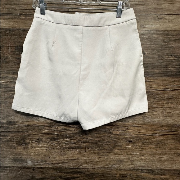 SHEIN High Waist White Shorts with Tailored Fit - Picture 3 of 8